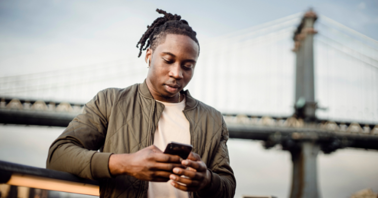 海外でスマホは使える？モバイルWi-Fiは必要？海外旅行でスマホを使う方法と注意点を解説！